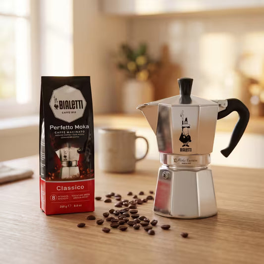 Cafetera moka Bialetti 6 tazas y bolsa de café Classico sobre mesa