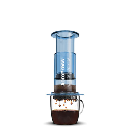 AeroPress Clear Blue con cámara azul transparente y base con asa para servir