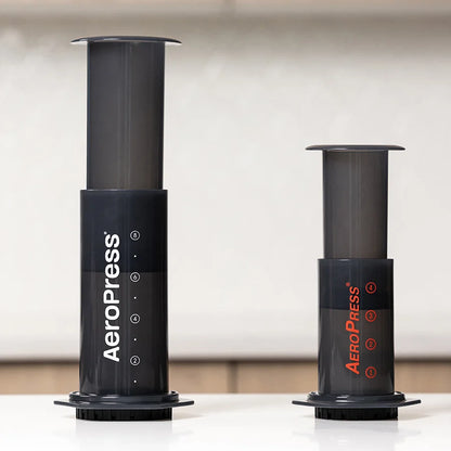Dos prensas de café negras AeroPress XL con tapa superior
