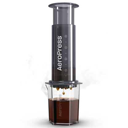 Prensa de café AeroPress XL negra con jarra transparente y café en el interior