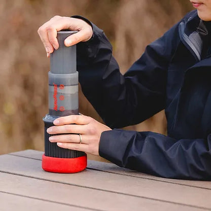 AeroPress GO en uso: persona presionando el émbolo sobre la base