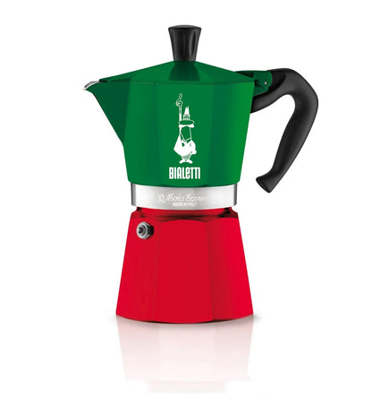 Cafetera moka tricolor verde y roja con asa negra, vista en tres cuartos