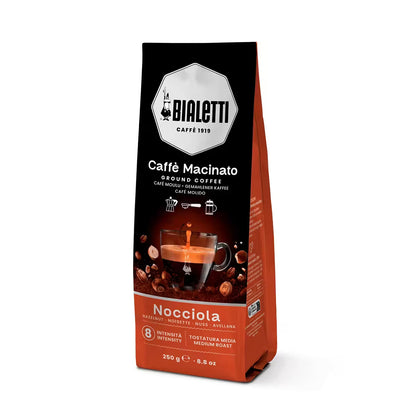 Bolsa de café molido Bialetti con avellanas, 250 g; vista de tres cuartos en negro y rojo.