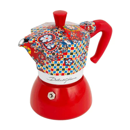 Cafetera moka de inducción roja con asa curva, base roja y tapa con diseño multicolor