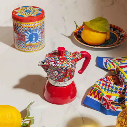 Cafetera moka de inducción roja con tapa y diseño colorido Dolce&Gabbana Bialetti