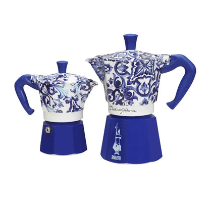 Cafeteras moka Bialetti Dolce&Gabbana azules con estampado blanco y asas laterales