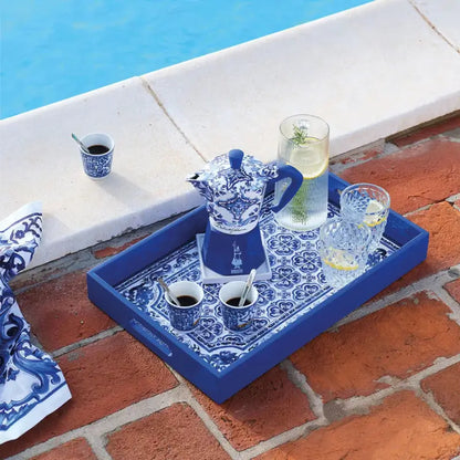 Cafetera moka Bialetti Dolce&Gabbana azul con bandeja y tazas de porcelana estampadas