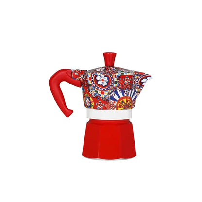 Cafetera moka estampada multicolor con base roja, asa roja y tapa tipo embudo