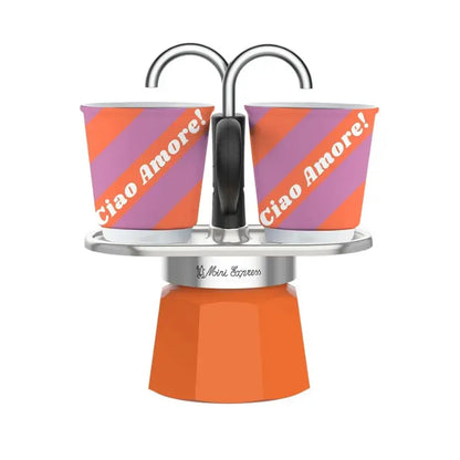 Cafetera moka Mini Express Bialetti naranja con 2 vasos naranja y letras
