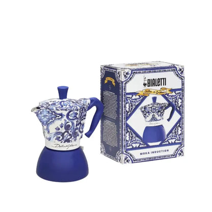 Cafetera moka de inducción azul y blanca con caja de Bialetti y diseño Dolce&Gabbana.