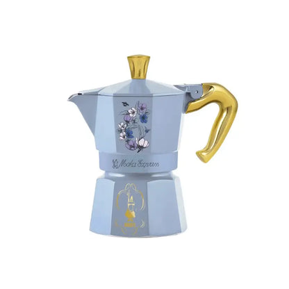 Cafetera moka azul celeste con tapa dorada, asa curva dorada y estampado floral