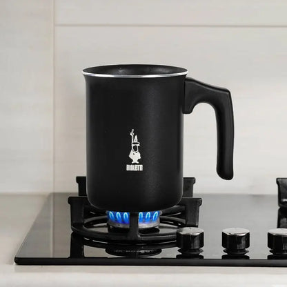 Espumador de leche negro Bialetti sobre base de calentamiento, con asa y emblema