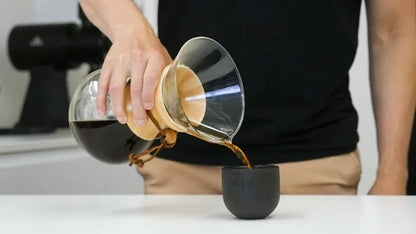 Cafetera Chemex de vidrio con vertido de agua sobre filtro de papel