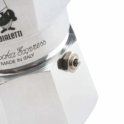 Cafetera moka Bialetti: válvula de seguridad y unión metálica en la base
