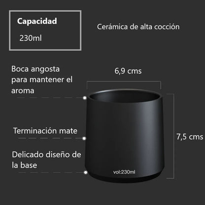 Vaso de café de cerámica negro, boca angosta y base redondeada