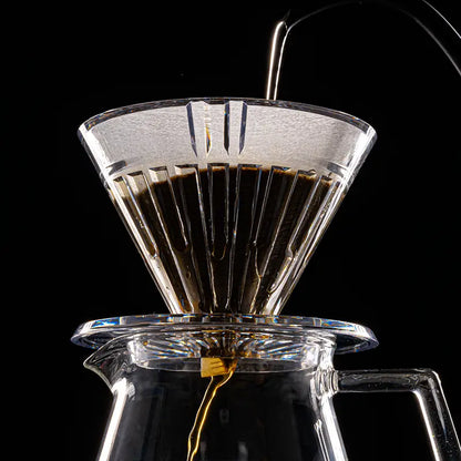 Dripper transparente con café molido y boquilla de salida