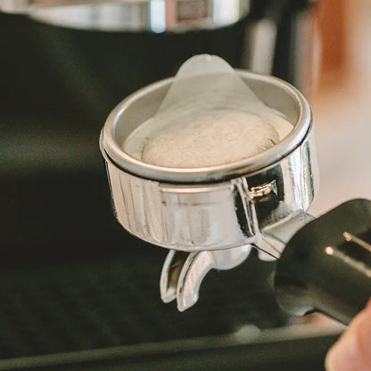 Portafiltro para cápsula ESE con disco de café en preparación