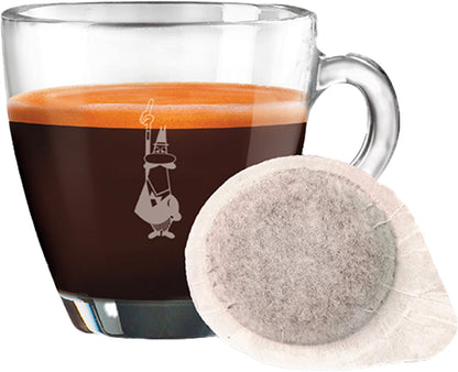 Cápsula ESE con disco de café sobre taza con crema