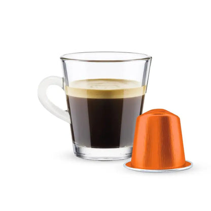 Vaso con café oscuro y cápsula de aluminio naranja para Nespresso