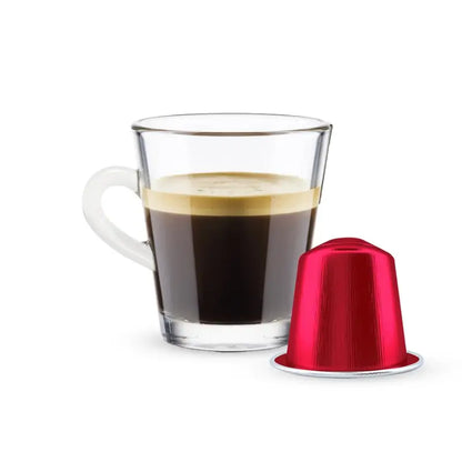 Cápsula roja de aluminio Deciso Bialetti y taza con café espresso.