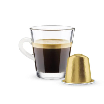 Cápsula de café de aluminio dorada y taza con espresso