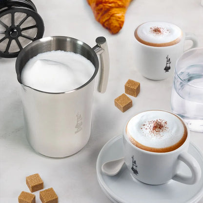 Espumador de leche de acero inoxidable Bialetti con espuma blanca en la jarra