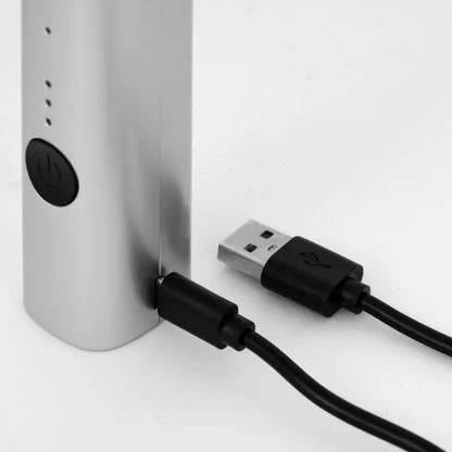 Batidor espumador Bialetti con base blanca y cable USB conectado