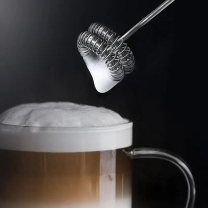 Batidor espumador Bialetti formando espuma con la varilla en una taza