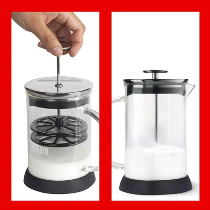 Espumador de leche Bialetti: mano ajusta la varilla y la jarra muestra espuma blanca.