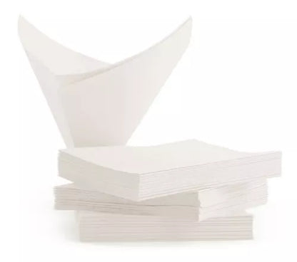 Pila de filtros de papel Chemex blancos plegados, forma de cono