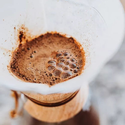 Filtro de papel Chemex blanco con sedimento marrón en forma de cono