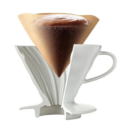 Filtro de papel HARIO V60 cónico blanco en soporte de cafetera