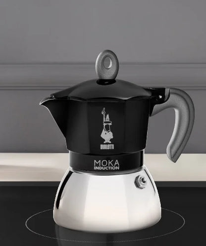 Cafetera italiana Moka de inducción Bialetti negra sobre base, con asa lateral