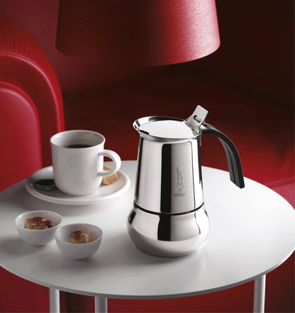 Cafetera italiana Bialetti Kitty de acero plateado con asa negra sobre bandeja