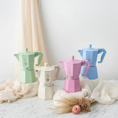 Conjunto de cafeteras moka Bialetti en varios colores, con asas y tapas
