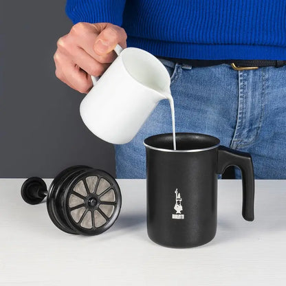Espumador de leche negro Bialetti con asa y vertido de leche, ruedas decorativas