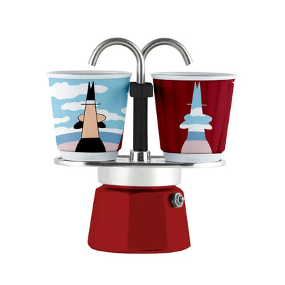Cafetera moka mini con dos vasos, uno rojo y otro azul, y base esmaltada