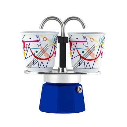 Cafetera moka mini con dos vasos blancos con dibujos coloridos y base azul