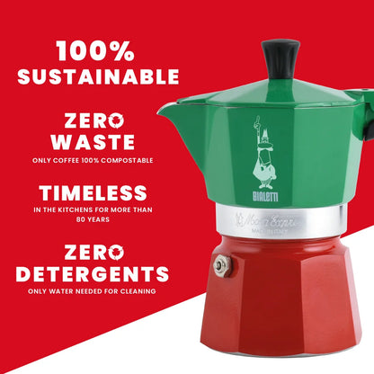 Cafetera moka tricolor verde y roja con asa negra, sobre fondo rojo
