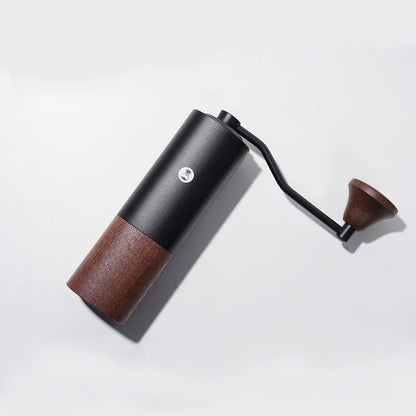 Molino de café negro con base de madera y manivela de madera, vista inclinada