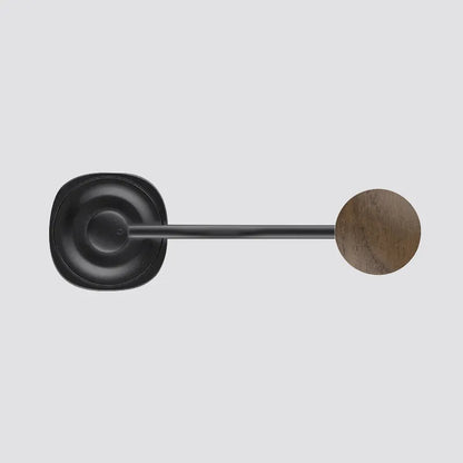 Molino de café con disco frontal negro y palanca negra con pomo de madera