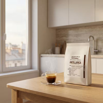 Bolsa de café Antillanca con taza de café espresso al lado