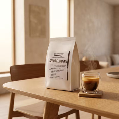Bolsa de café en grano Cerro El Morro 250 g, de pie sobre mesa