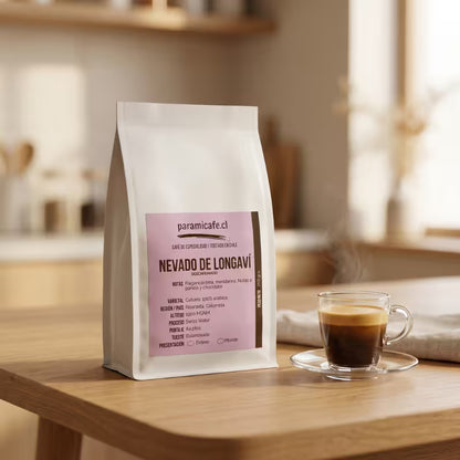 Bolsa de café descafeinado 250 g con taza de café al lado, arábica.