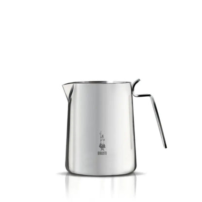 Jarra espumadora de leche Bialetti de acero inoxidable con asa larga y logotipo.