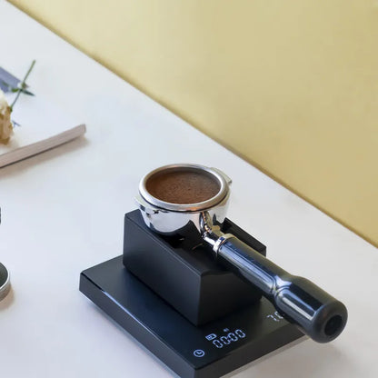 Soporte portafiltro Timemore con base negra y asa de cazoleta de metal