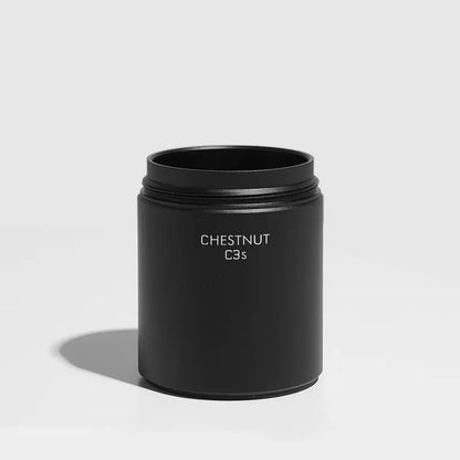 Molino de café manual negro con tapa abierta y logotipo CHESTNUT C3S