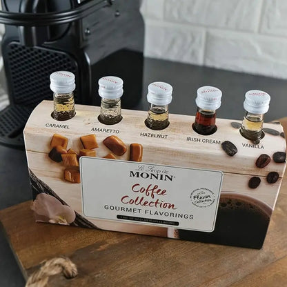 Set de jarabes MONIN Coffee Collection con 5 botellitas; sabores visibles como caramelo y vainilla
