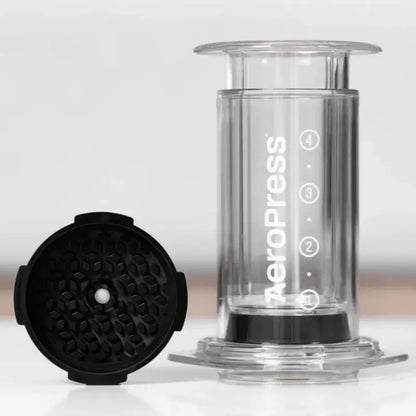 Tapa negra de portafiltro Aeropress y cámara de vidrio con marcas numeradas