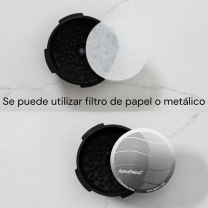 Tapa de portafiltro Aeropress negra con filtro circular instalado